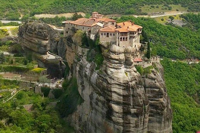 2 Day Private Tour to Amazing Delphi & Meteora - Day 1: Arachova quick stop and the long, scenic approach to Delphi
