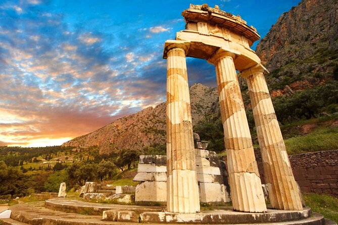 3 days Spanish guided tour in Epidaurus, Mycenae, Olympia, Delphi - Day 3: Delphi’s sacred route—Apollo temple, Via Sacra, and the Auriga bronze