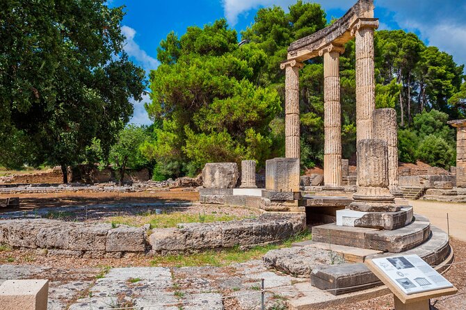4-Day Private Peloponnese, Delphi and Meteora Tour from Athens - Day 3: Delphi Archaeological Museum, lunch with views, and Thermopylae context