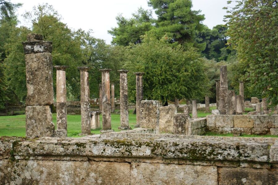 4-Day Tour of Mycenae, Epidaurus, Olympia, Delphi & Meteora - What you really get: licensed guide, headphones, and included entrances