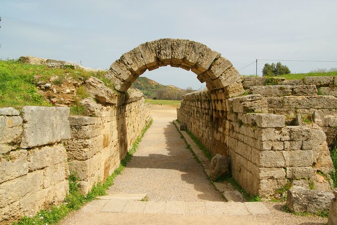4day Spanish tour in Epidaurus Mycenae Olympia Delphi and Meteora - Day 3: Delphi’s Apollo Route, the Charioteer of Delphi, and Arachova Crafts