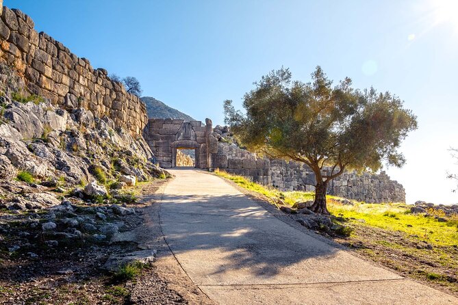 6-Day Private Tour - Delphi, Meteora, Nafplio & Monemvasia - Day 1: Delphi Archaeological Museum, then the road to Meteora