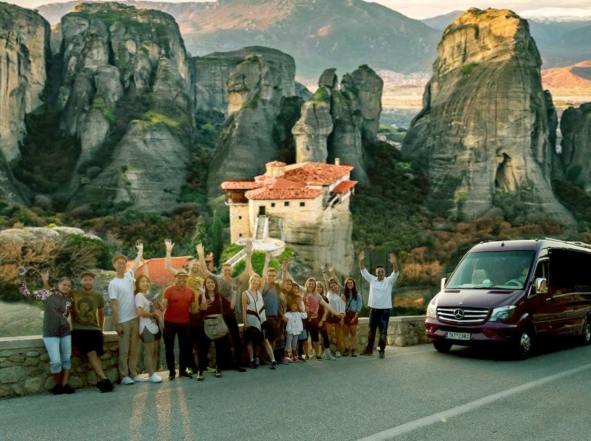 Athens: 2-Day Meteora Tour in Spanish with Guide & Hotel - Getting from Athens to Kalabaka: the coach-bus day plan