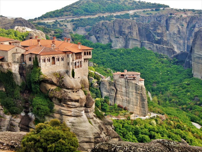 Athens: 2-Day Meteora Tour in Spanish with Guide & Hotel - Your Kalabaka overnight: hotel choice and what’s included