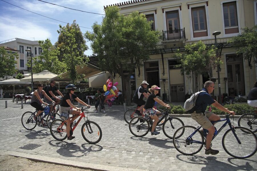 Athens: Bike Tour of Athens Historical Centre - National Garden Photo Stop and a Quick Pass by the Presidential Palace