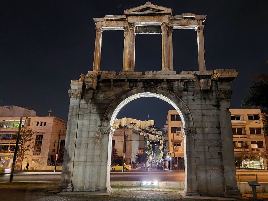 Athens: City Highlights Nighttime Walking Tour in Spanish - Starting at the National Library of Greece: your night “map” in lights