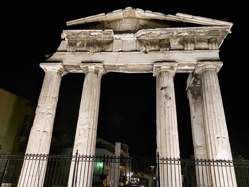 Athens: City Highlights Nighttime Walking Tour in Spanish - Hadrian’s Arch and the Temple of Zeus: big names, close views