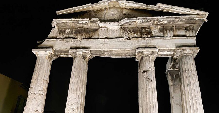 Athens: City Highlights Nighttime Walking Tour in Spanish - A walk through Zappeion’s Olympic setting and Panathenaiko Stadium