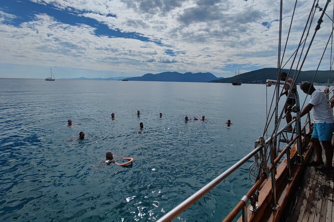 Athens cruise: Agistri, Moni/Metopi, Aegina with lunch & drinks - From Zea Marina to the Saronic Gulf: the setup matters