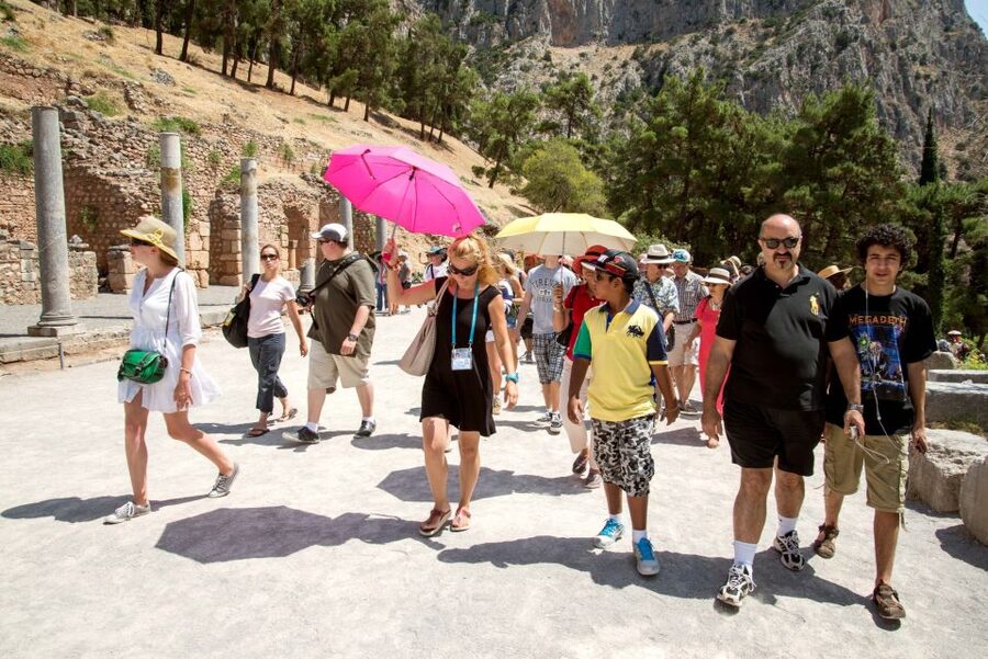 Athens: Delphi and Arachova Day Trip with Guide - Duration and logistics: why it works even if it’s a long day