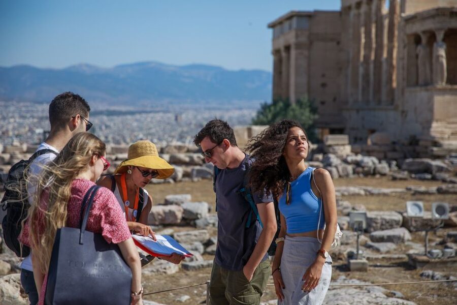 Athens: Highlights and Acropolis Guided Tour - Syntagma Square and the Unknown Soldier: the intro that sets the mood