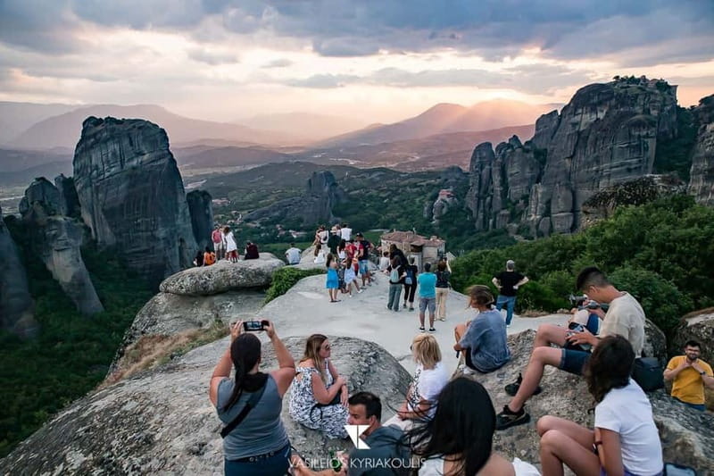 Athens: Meteora Day Trip in Spanish with Live Guide & Lunch - Key highlights at a glance