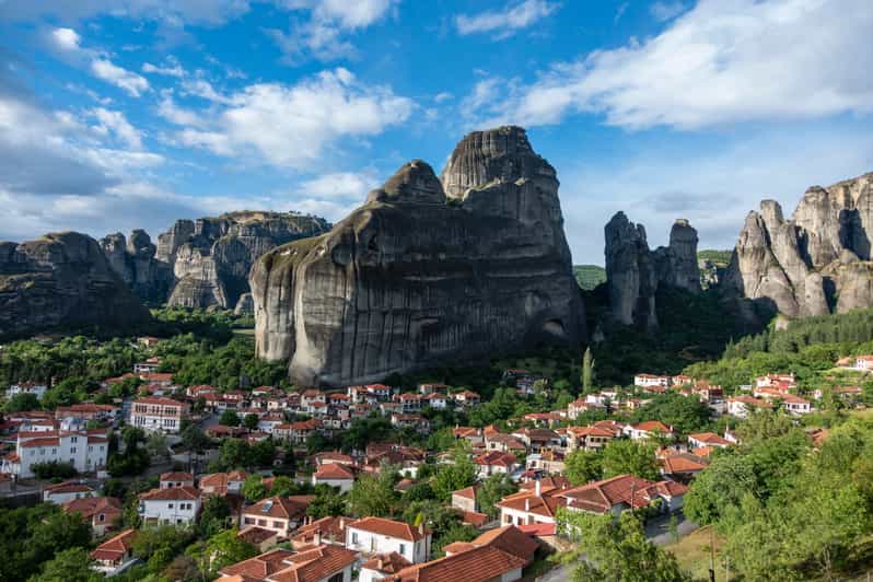 Athens: Meteora Day Trip with Central Pickup & Audio Guide - The 4-hour ride to Kalabaka: how the day starts actually feels