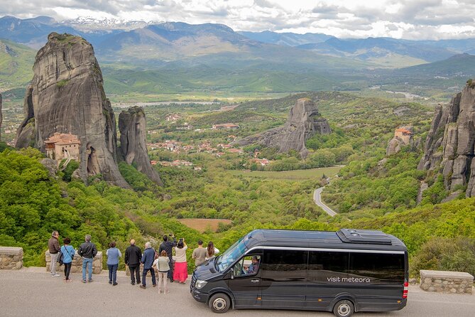 Athens: Meteora Monasteries, Caves & Coastal Stopovers with Lunch - Kamena Vourla seaside stop: a calm break before the rock monasteries