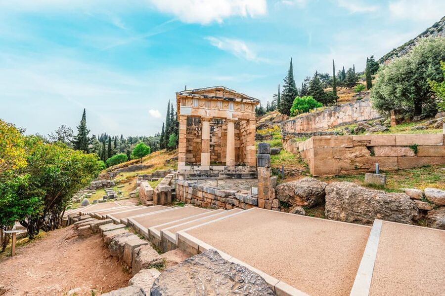 Athens: Private Tour of Delphi, Delphi Museum, and Arachova - Getting From Athens (or Piraeus) Without Losing the Day