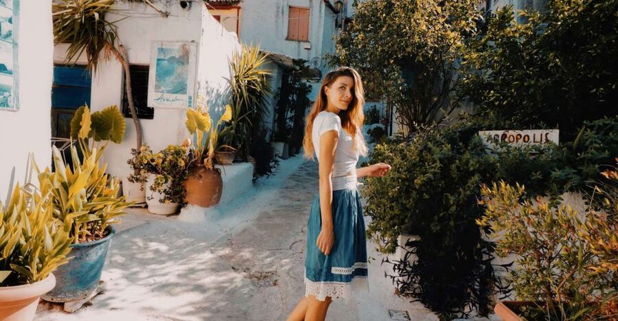 Athens: Professional photoshoot at Anafiotika Village - The photo stop itself: guided posing without the awkwardness