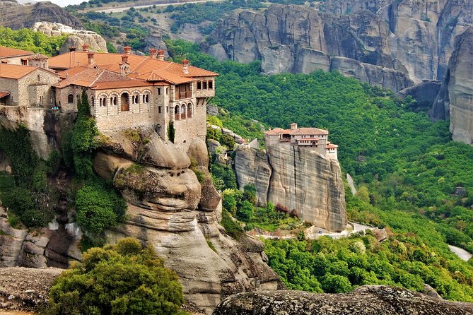 Athens to Meteora DayTrip by Train in Spanish language - Local Agency - Your Spanish guide and the small-group advantage (yes, it matters)