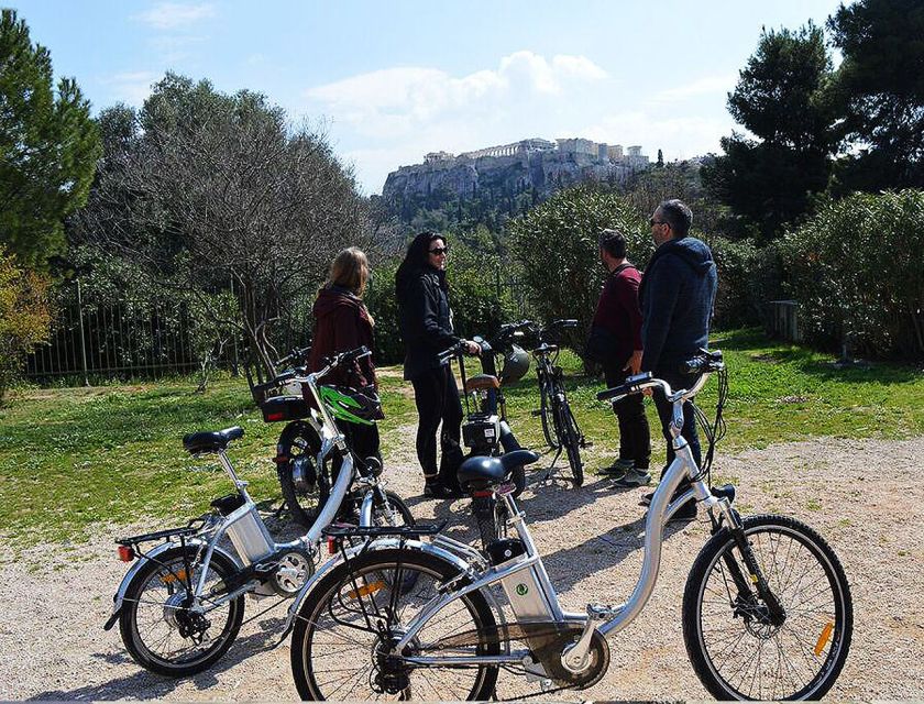 Athens tour with electric bicycle - Plaka and Thissio streets: old neighborhoods without the leg burn