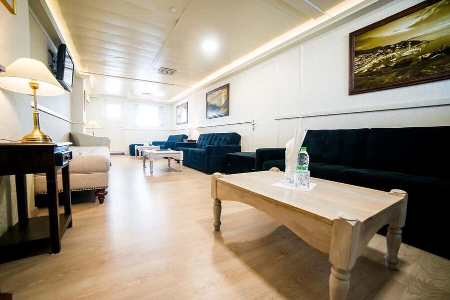 Athens: VIP Swimming Cruise to three islands - Food and drinks: Greek meze, buffet lunch, and what unlimited really means