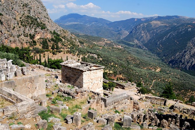 Delphi and Meteora Two Days Tour from Athens - Thermopylae and the return: quick Leonidas, then back to Athens
