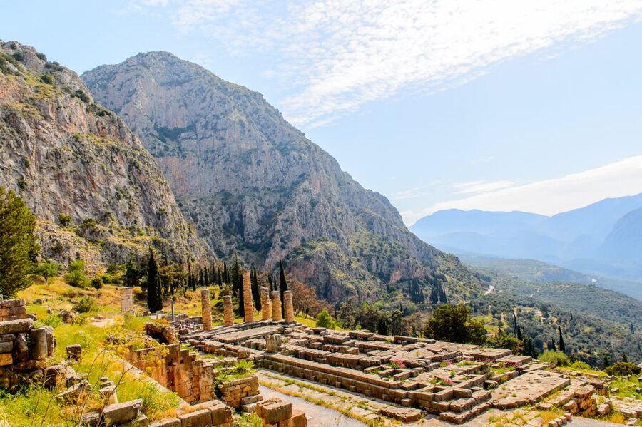Delphi: Private Day Tour from Athens with Luxurious Vehicle - Delphi Museum: find the Charioteer and the Sphinx of Naxos