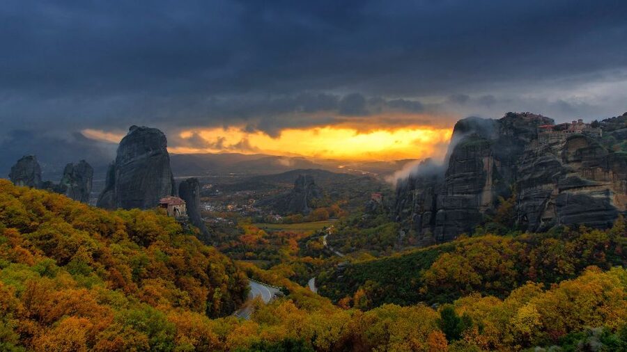 From Athens: 3 Days in Meteora & Delphi with Tours & Hotel - Day 2 morning choice: minibus monasteries or an easier Byzantine hike
