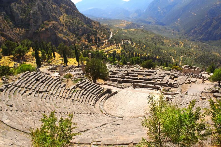 From Athens: Delphi Day Trip with Spanish-Speaking Guide - Arachova After Delphi: Traditional Village Time Without the Rush