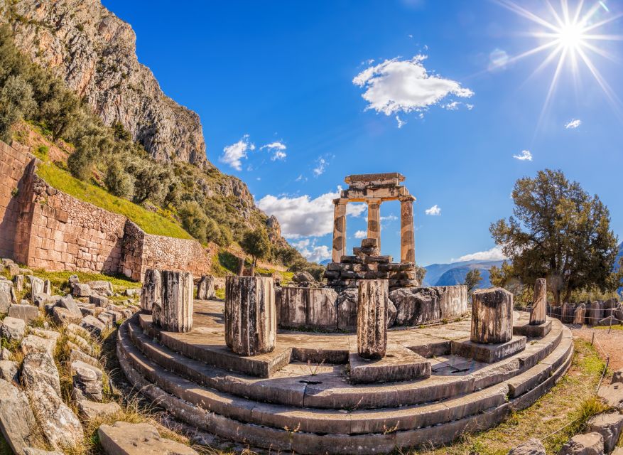 From Athens: Delphi Full Day V.R. Audio Guided Tour - The mountain break in Arachova and the village stop that actually helps