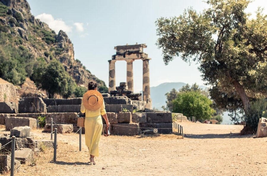 From Athens: Private Delphi and Thermopylae Guided Day Trip - Delphi’s Main Ruins: Apollo’s Temple, Treasuries, and the Navel of Earth