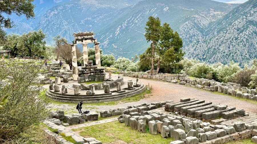 Full Day Private Tour Delphi Navel Of Earth Hosios Loukas - Delphi in a Smart Sequence: Apollo, Athena Pronaia, Theater, Museum