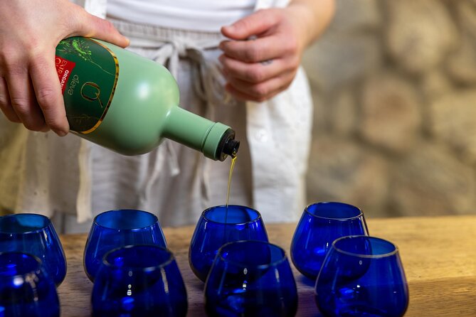 Keramikos Olive Oil Experience & Walking Tour - Why start at the Statue of Theseus in Thissio Square