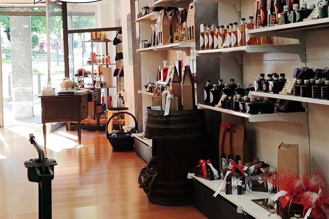 Polykala Distillery: 128 years of history & liqueur tasting. - Inside the welcome: what happens at Stop 1 before the tasting