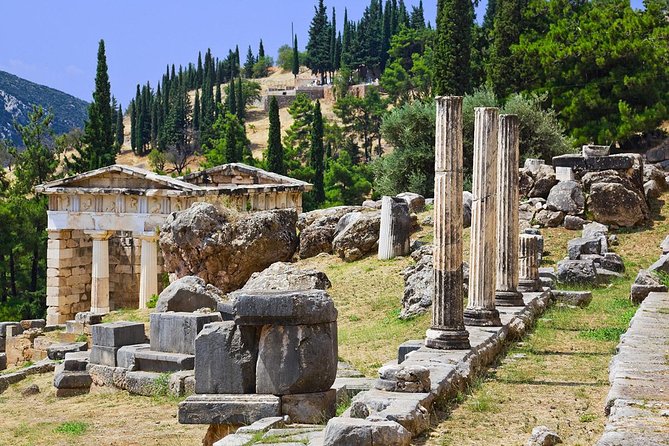 Spiritual Delphi & Thermopylae Battlefield Private Full Day Tour - Delphi village lunch and Arachova: the real break from ruins