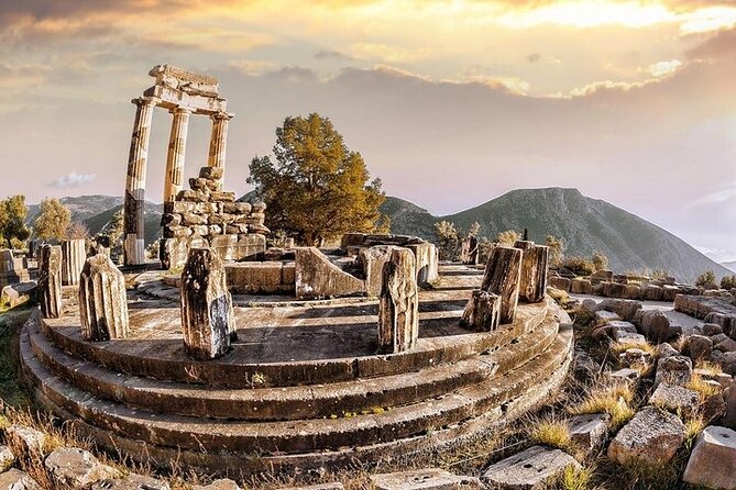 Thermopylae The battle of the 300 Spartans & Delphi Day Tour - Guide Style and the Licensed-Guide Rule: How to Get the Best Version of the Day