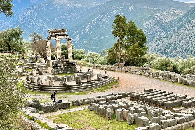 Thermopylae The battle of the 300 Spartans & Delphi Day Tour - Price and Logistics: Comfort Included, Site Tickets Extra