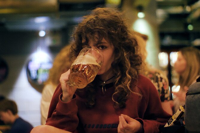 Thursday & Friday Night Pub Crawl for Professionals in Athens - How the Night Feels: Guides, Pacing, and Social Energy