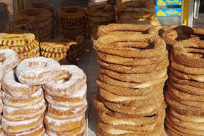 Traditional breakfast in markets with olive oil and honey tasting - Psiri and the traditional pie: a quick, satisfying local bite
