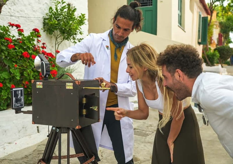 Vintage photoshooting with a box camera - Small Group and Family-Friendly: How the Atmosphere Works