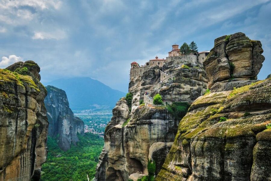 Visit Delphi & Meteora Monasteries Full Day Private Trip - Delphi and Meteora in One Long Day: why this trip is worth it